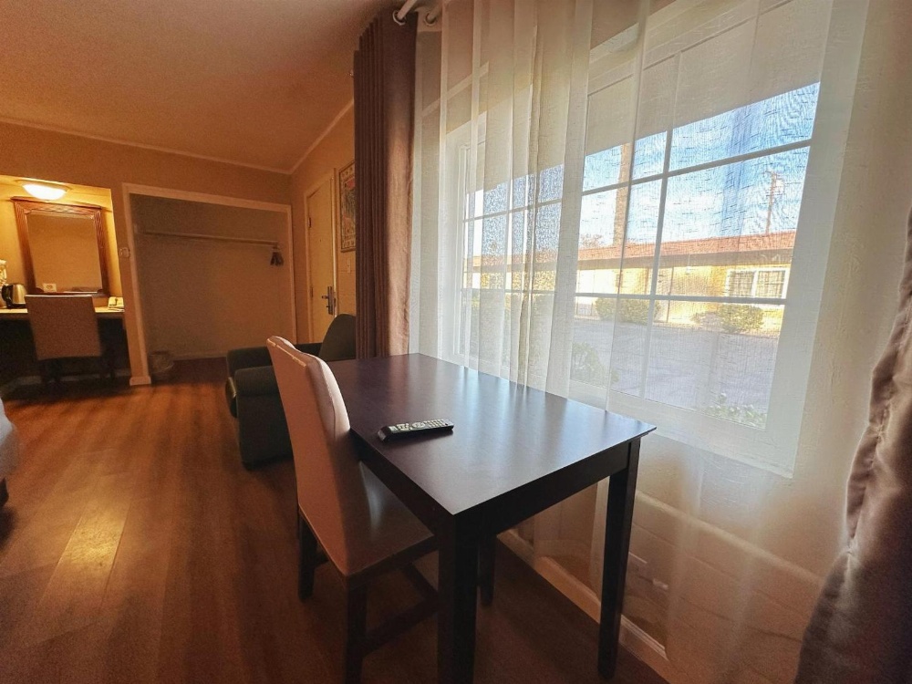 Royal Inn and Suites Main image