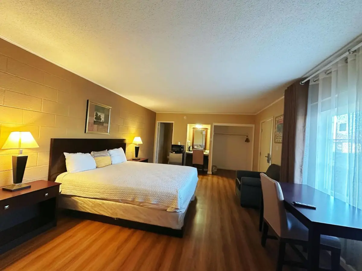 Royal Inn and Suites Main image