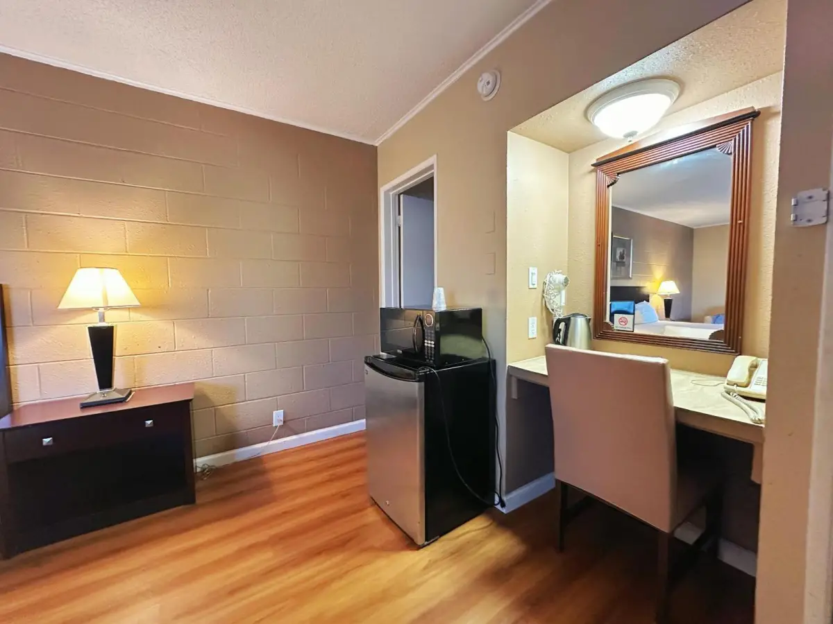 Royal Inn and Suites 4