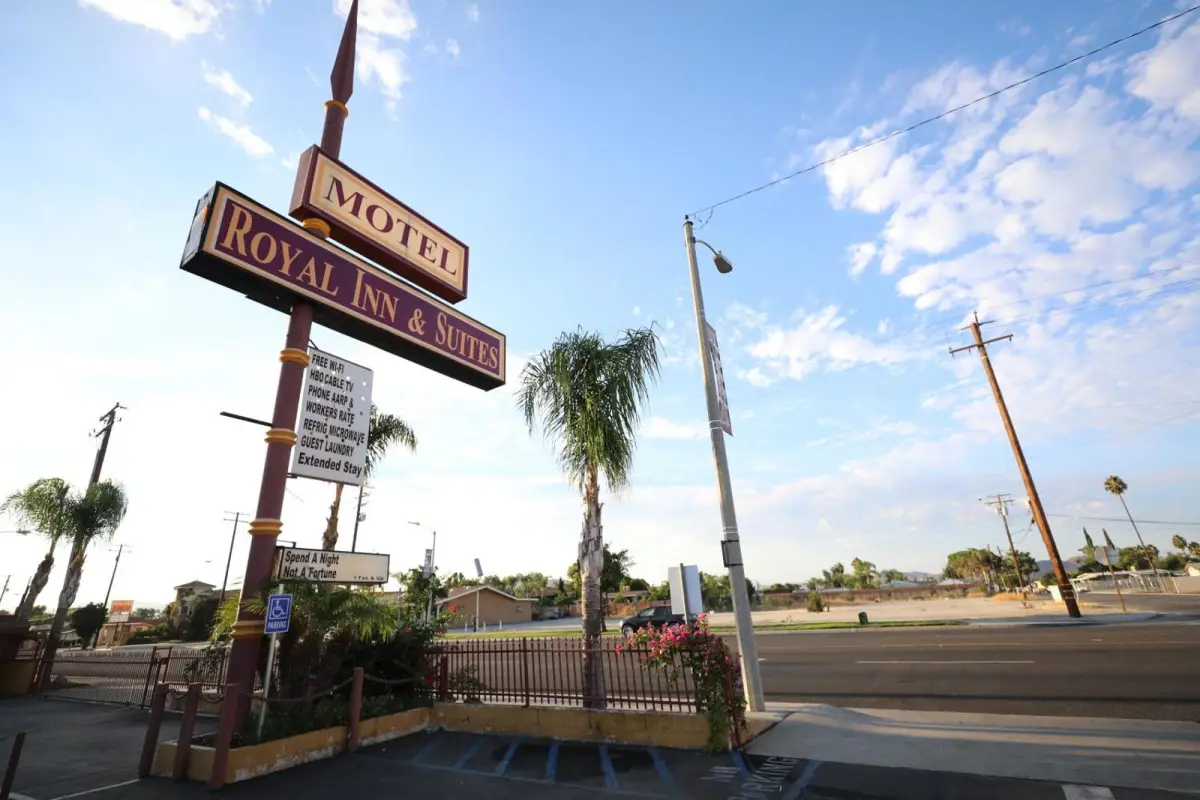 Royal Inn and Suites 8