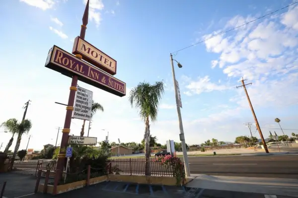 Royal Inn and Suites 8